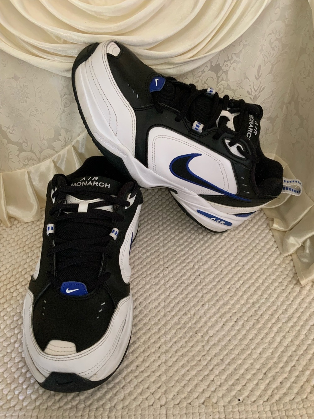 NIKE